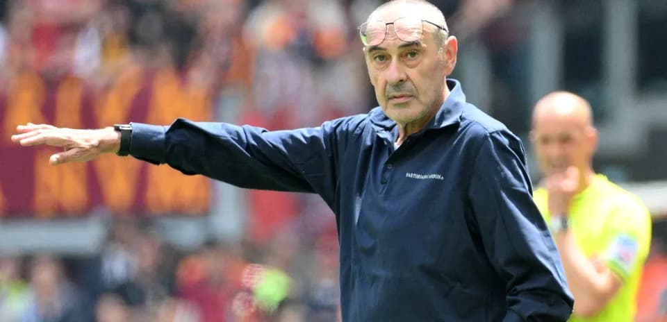 Entrenador dirigiendo al equipo durante el partido
