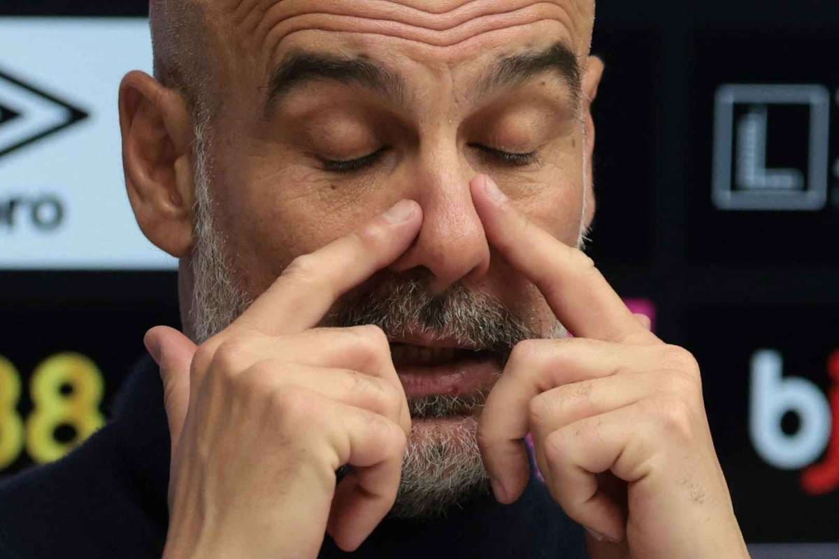 Entrenador hablando en conferencia de prensa