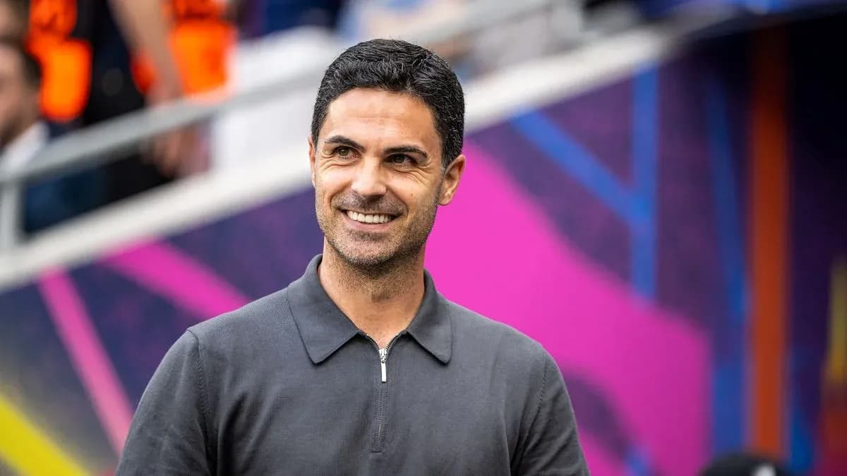 Entrenador sonriendo en el campo de juego