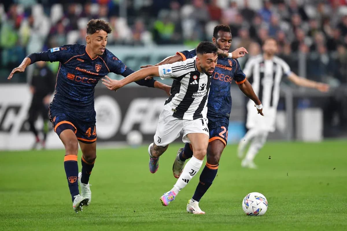 Jugadores de Lecce y Juventus luchando por el balón