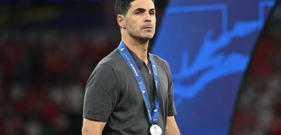 Entrenador con medalla en el evento deportivo