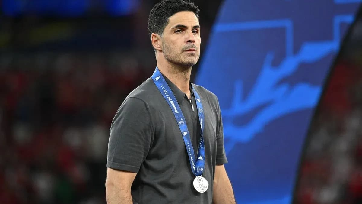 Entrenador con medalla en el evento deportivo