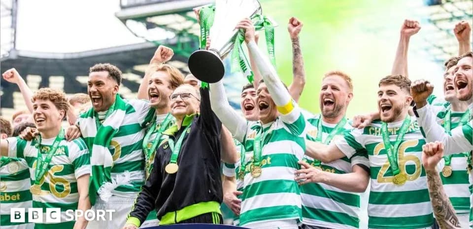Jugadores de Celtic celebrando con trofeo y medallas