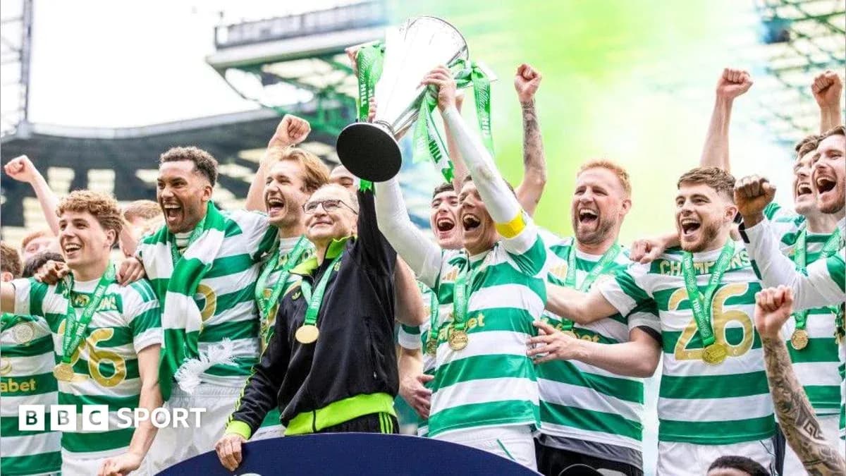 Jugadores de Celtic celebrando con trofeo y medallas