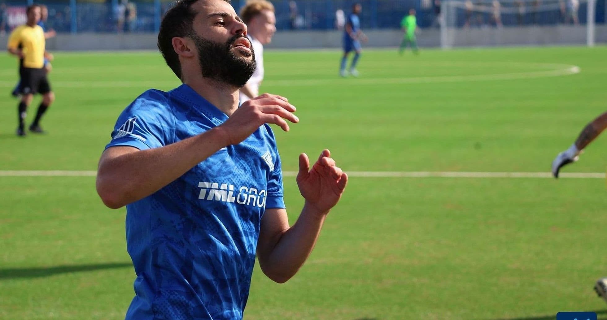 Jugador corriendo en el campo de fútbol