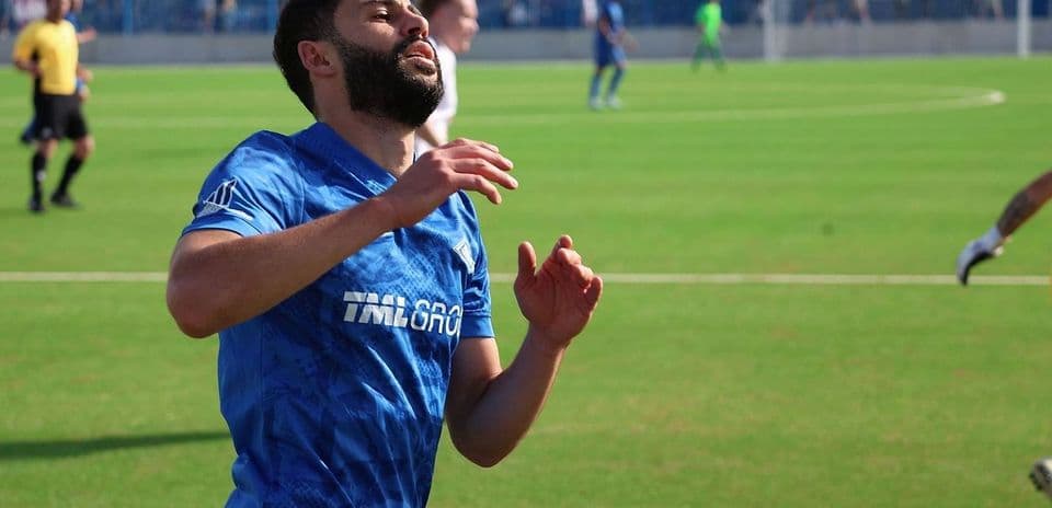 Jugador corriendo en el campo de fútbol
