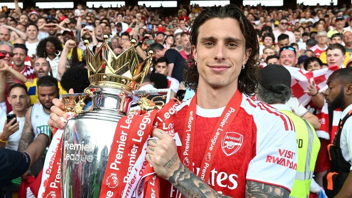 Jugador de Arsenal sosteniendo trofeo de Premier League