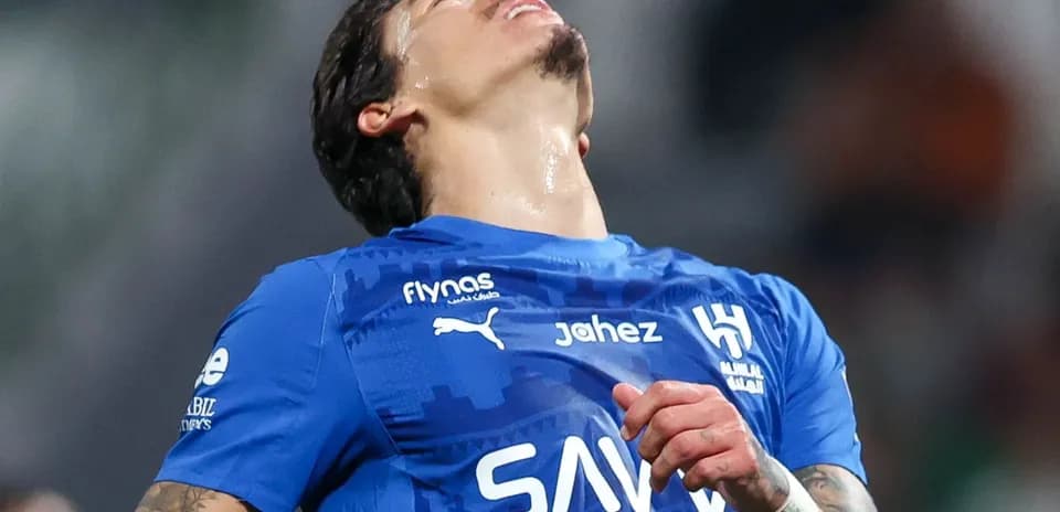 Jugador en camiseta azul con expresión de frustración