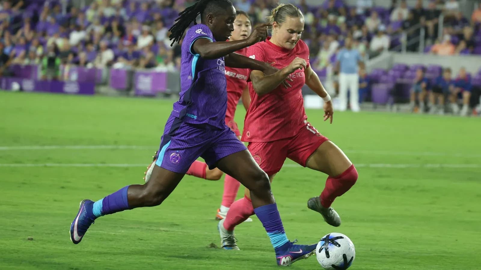 Jugadora del Orlando Pride en acción durante el partido