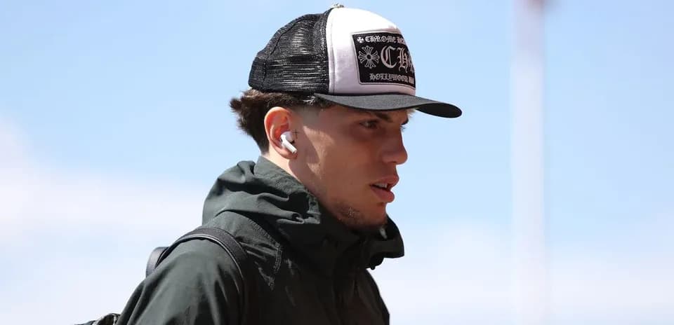 Jugador caminando con gorra y auriculares