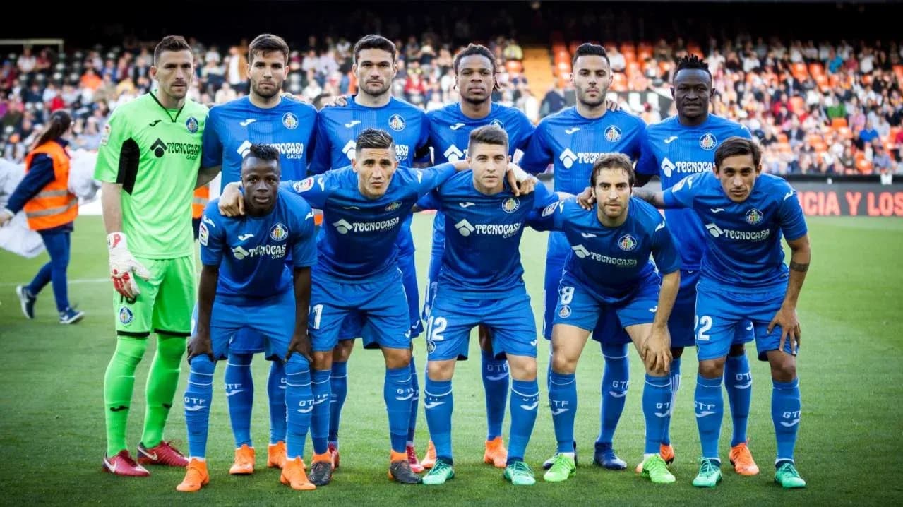 Jugadores de Getafe posando para la foto del equipo