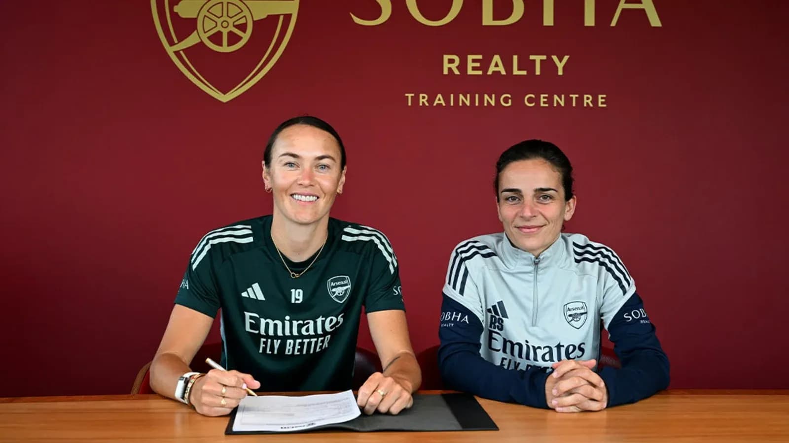 Jugadoras firmando contrato en centro de entrenamiento