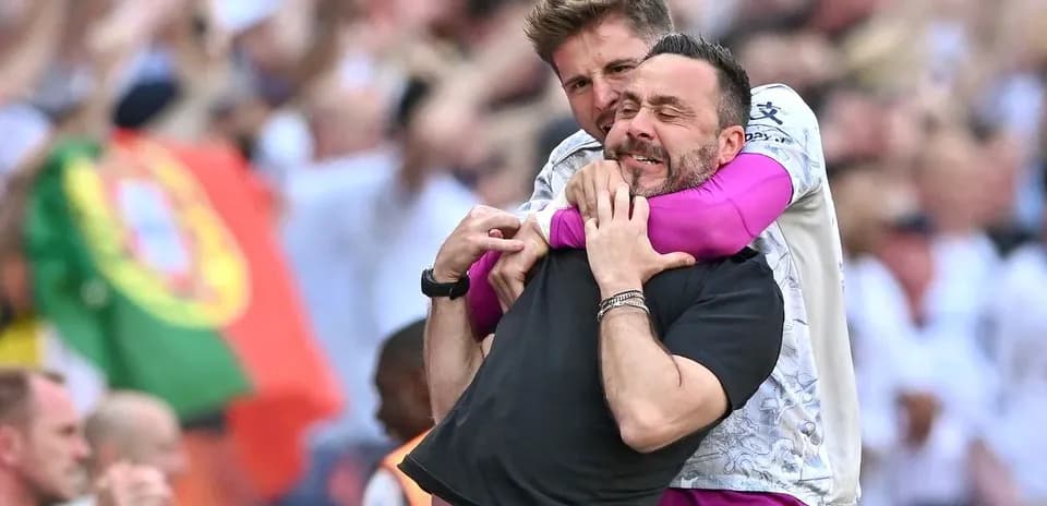 Entrenadores celebrando un momento en el partido