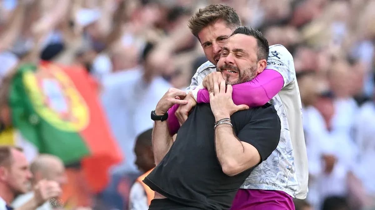 Entrenadores celebrando un momento en el partido