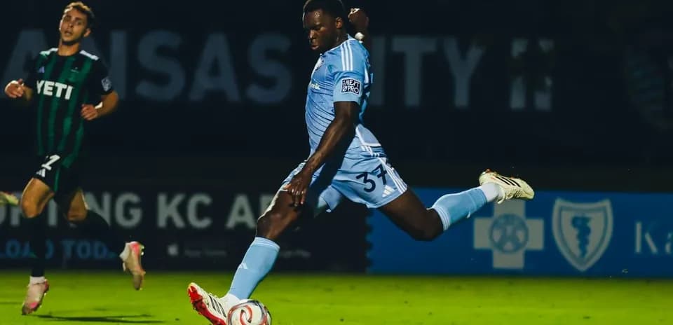 Jugador de Sporting KC II disparando a portería