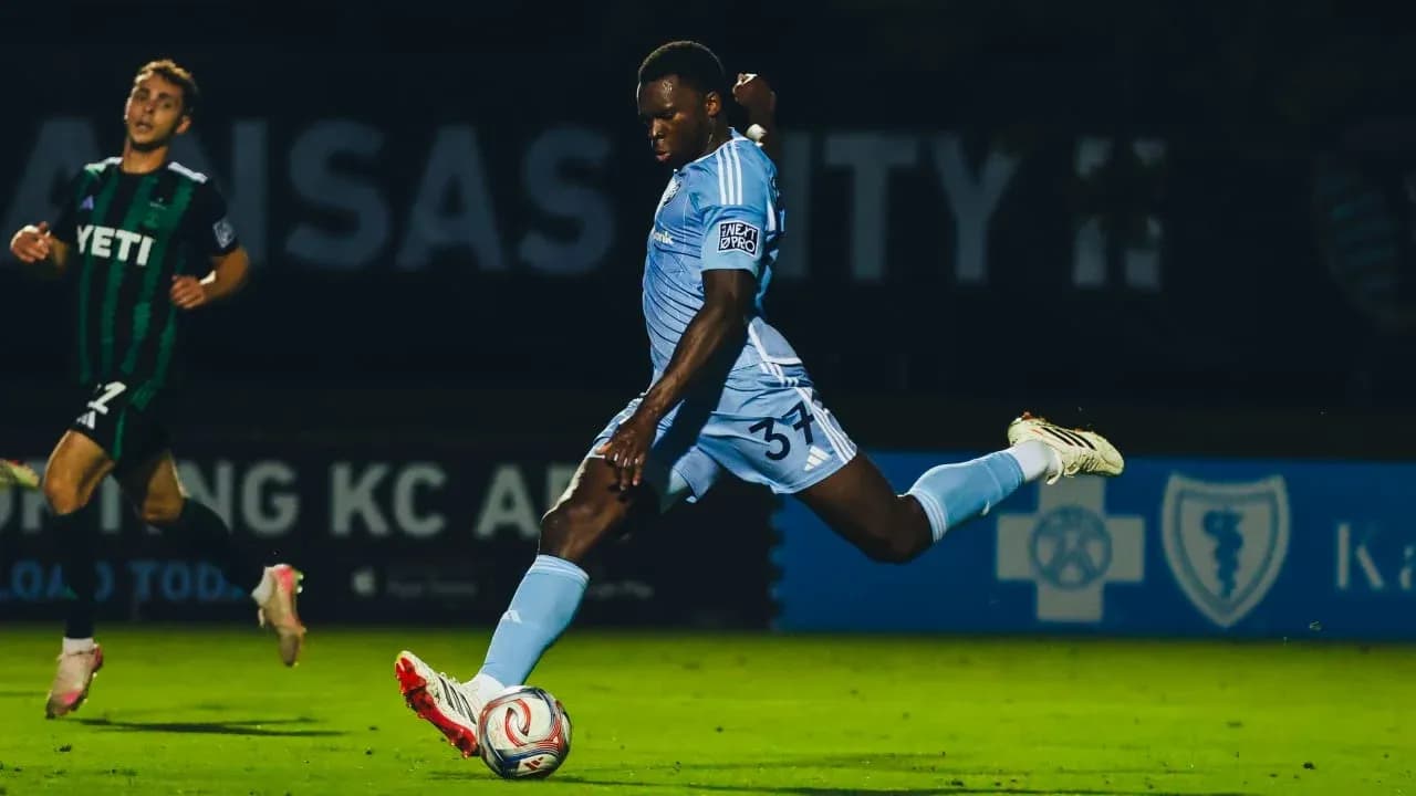 Jugador de Sporting KC II disparando a portería