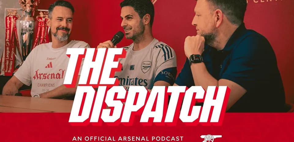 Mikel Arteta y dos presentadores en podcast de Arsenal