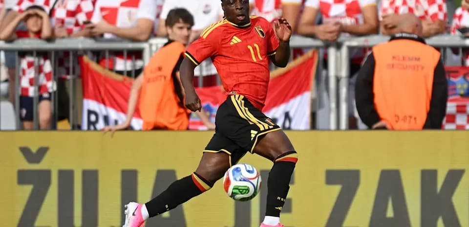 Jugador de Bélgica corriendo con el balón en partido
