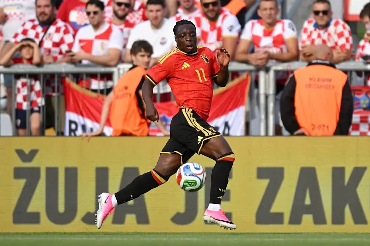 Jugador de Bélgica corriendo con el balón en partido