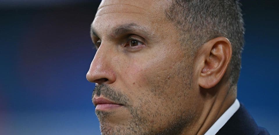 Hombre con barba en un entorno deportivo