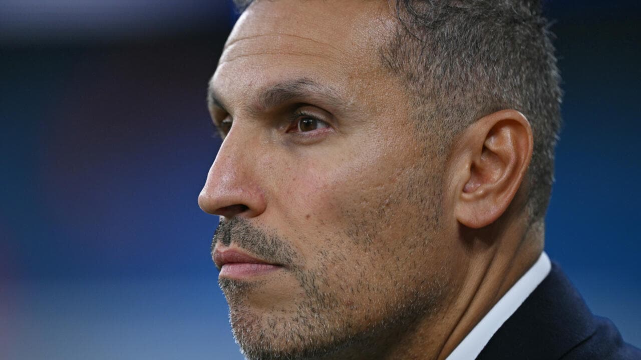 Hombre con barba en un entorno deportivo