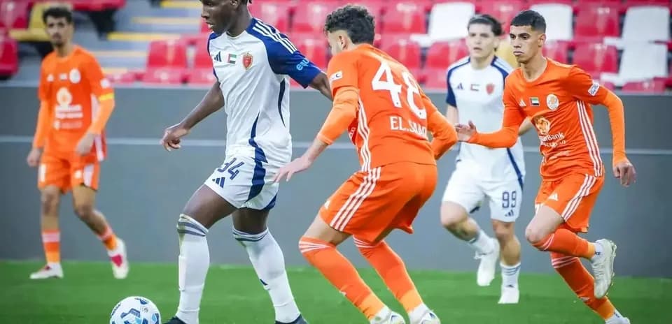 Jugadores compitiendo en el partido U23