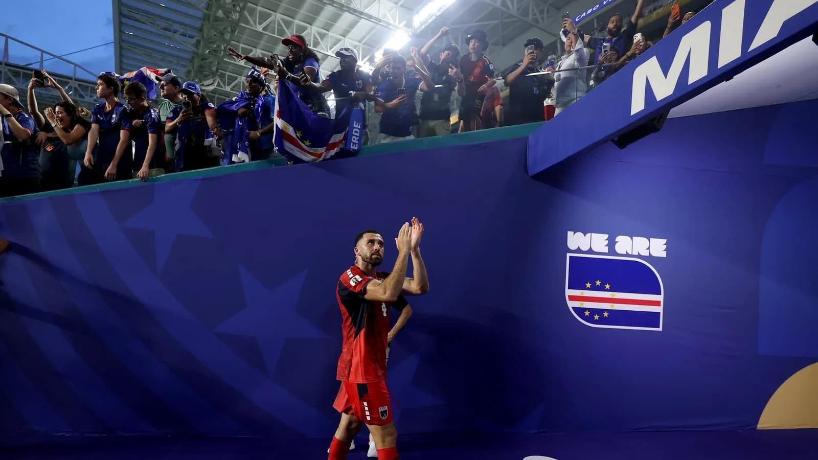 Jugador aplaudiendo a la afición en el estadio