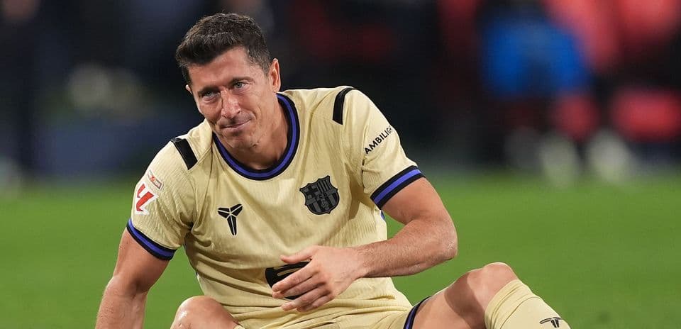 Jugador de Barcelona sentado en el campo de fútbol