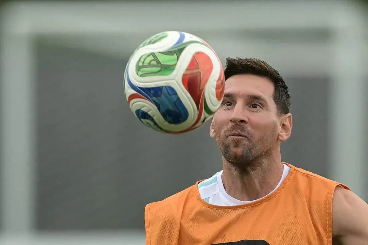Jugador controlando un balón durante entrenamiento