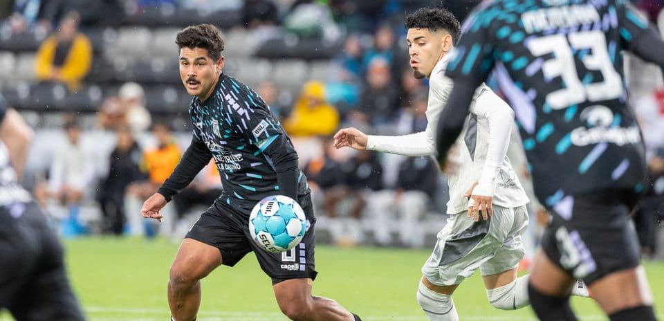 Jugador de Spokane Velocity con balón en el campo