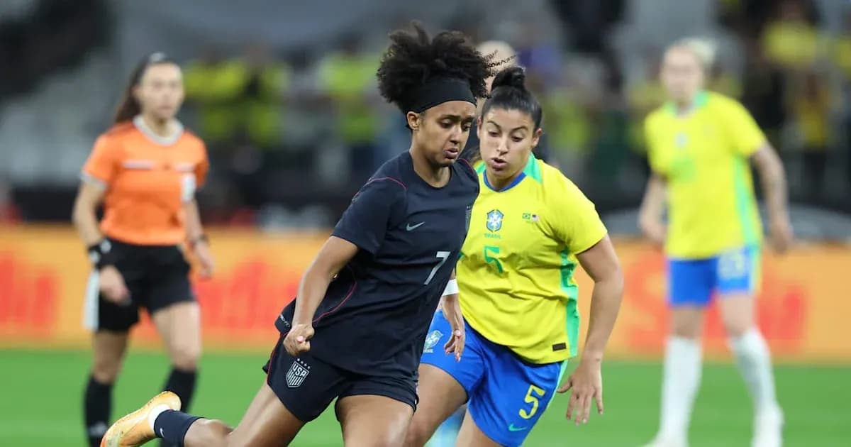 Jugadoras de Estados Unidos y Brasil compitiendo por el balón
