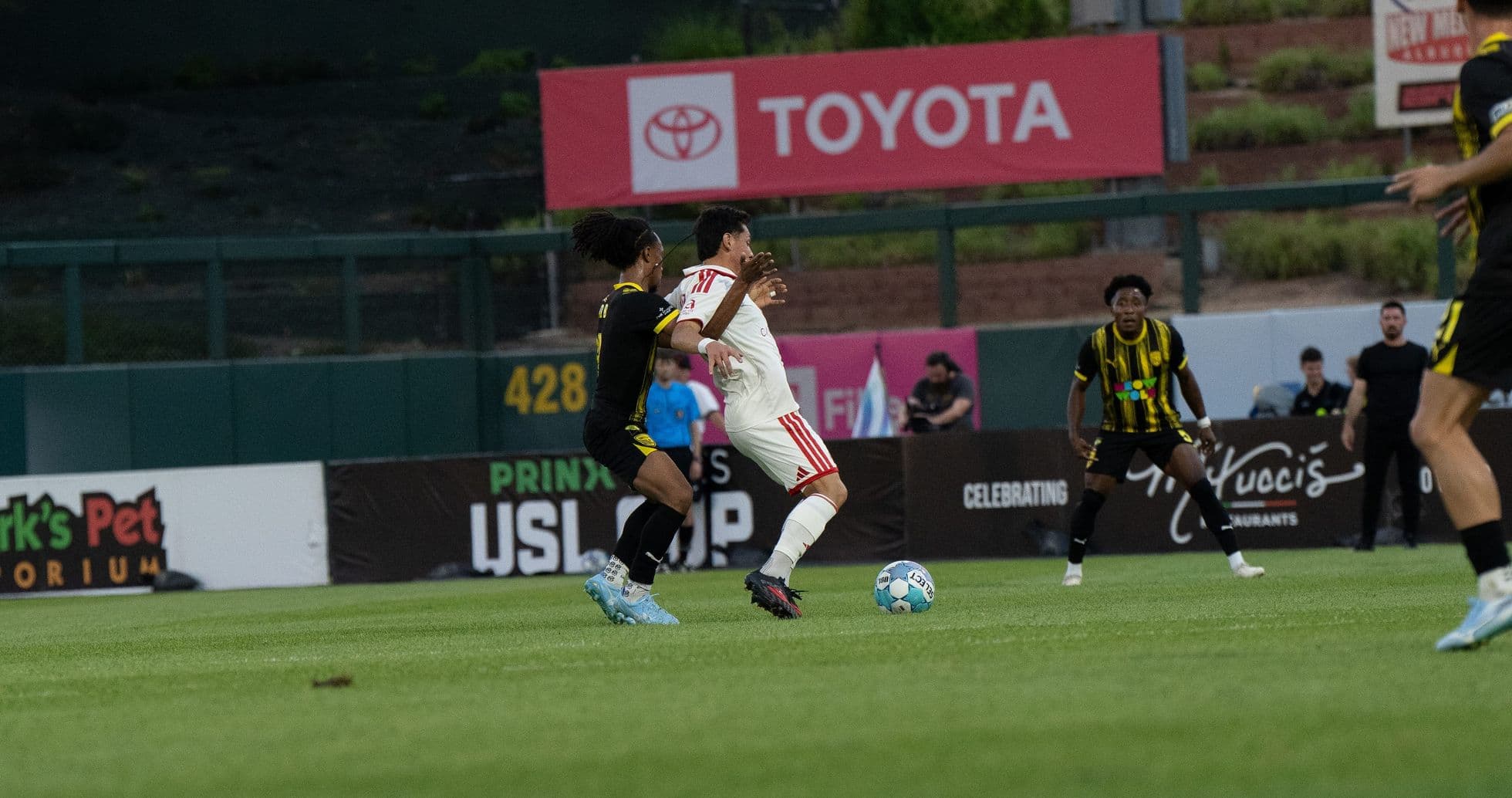 Jugador del Phoenix Rising luchando por el balón