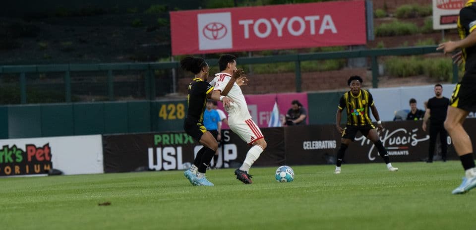 Jugador del Phoenix Rising luchando por el balón