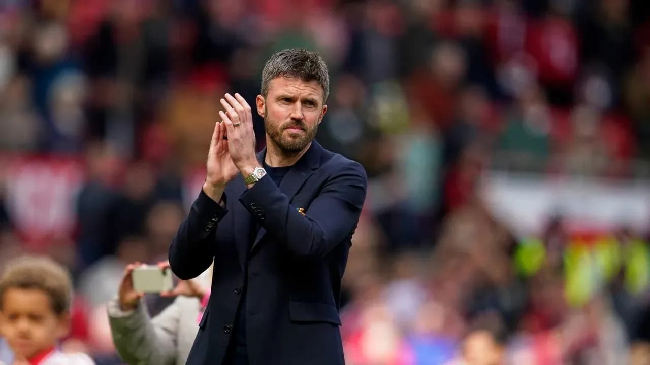 Entrenador aplaudiendo en el campo tras el partido