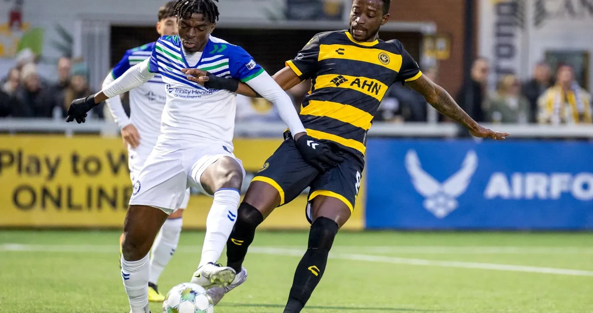 Jugando fútbol entre Hartford Athletic y Pittsburgh Riverhounds