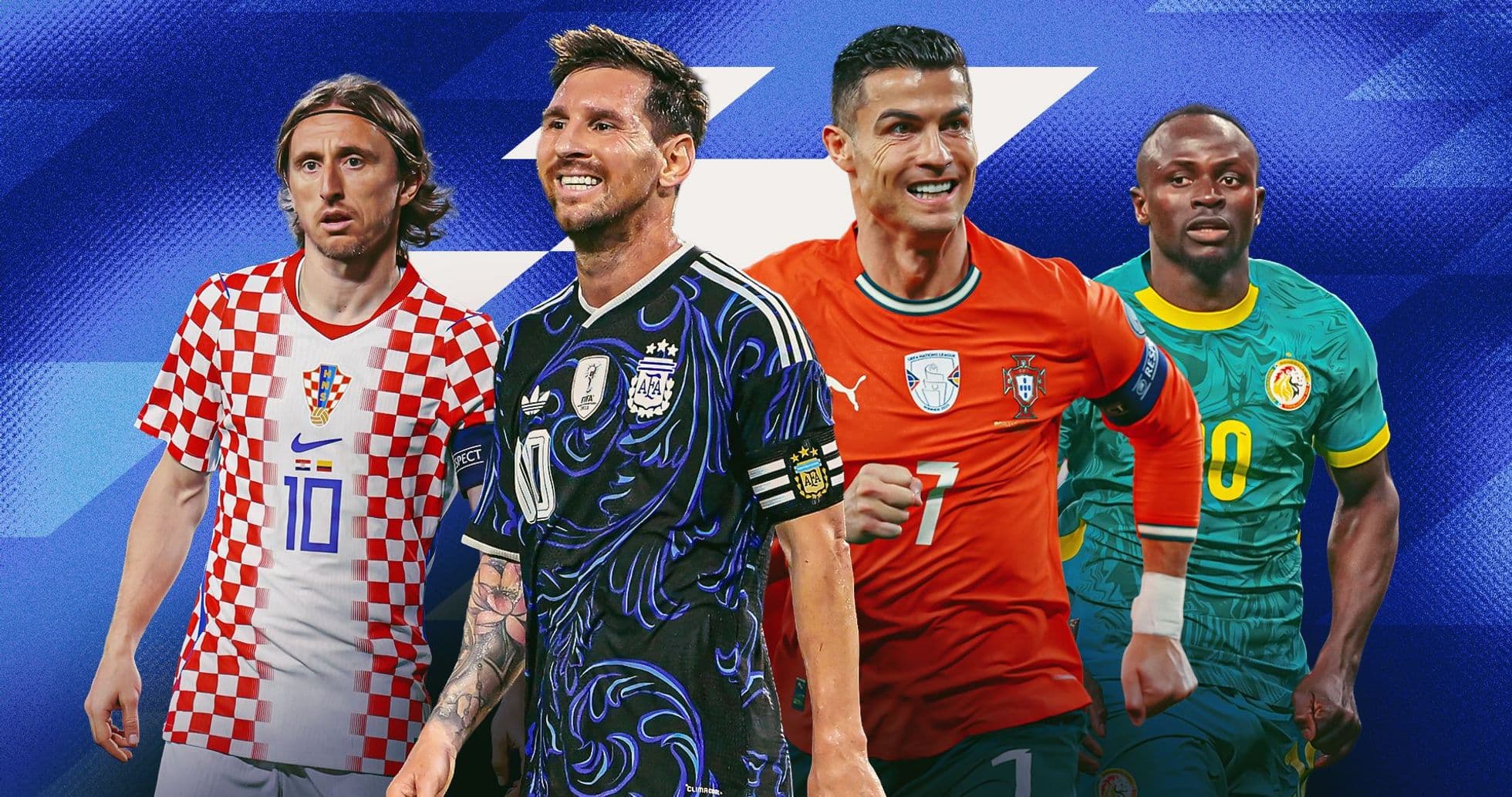 Cuatro futbolistas en uniforme, fondo azul