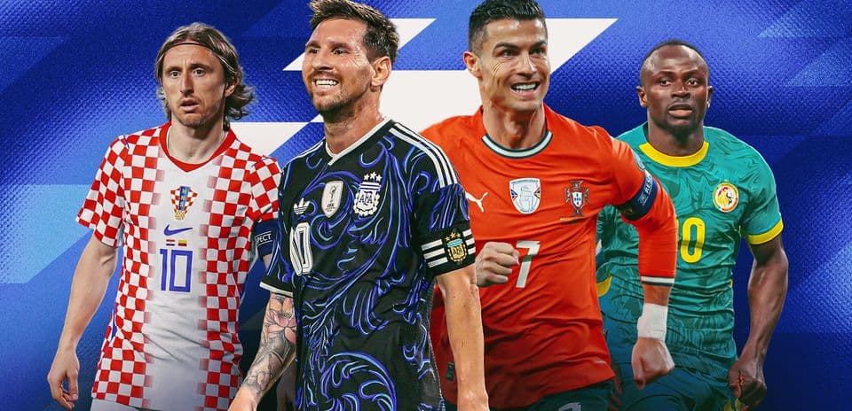 Cuatro futbolistas en uniforme, fondo azul