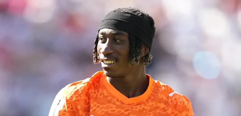 Portero de Côte d'Ivoire en uniforme naranja sonriente
