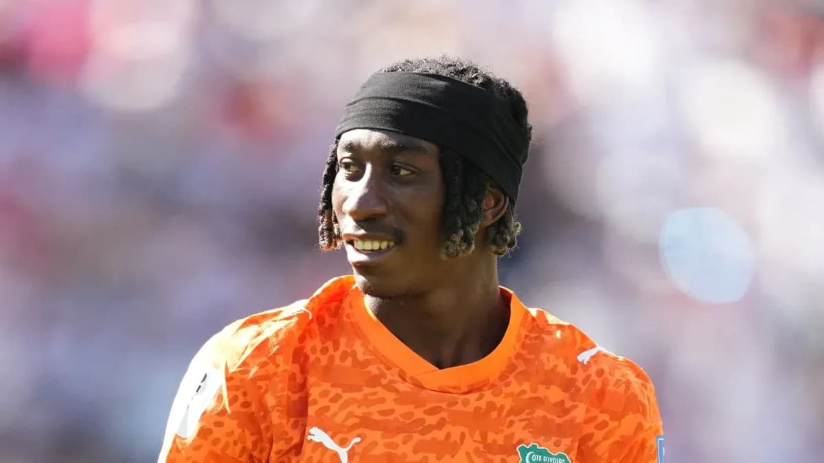 Portero de Côte d'Ivoire en uniforme naranja sonriente