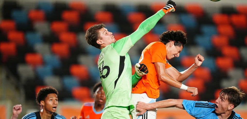 Portero despejando el balón en un partido