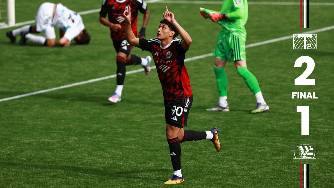 Jugador celebra un gol en el partido