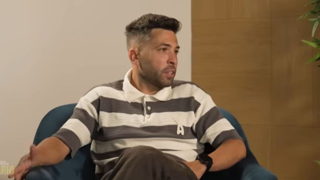 Hombre sentado en un sofá durante entrevista