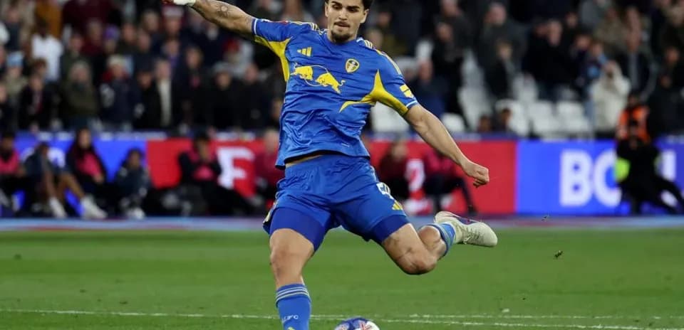 Jugador de Leeds United disparando a portería en partido