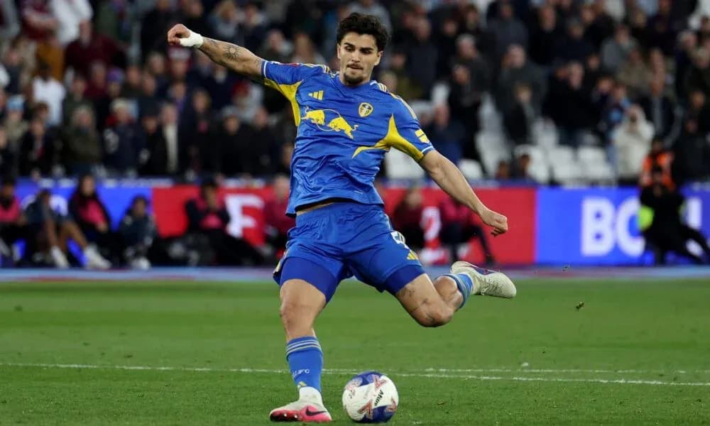 Jugador de Leeds United disparando a portería en partido
