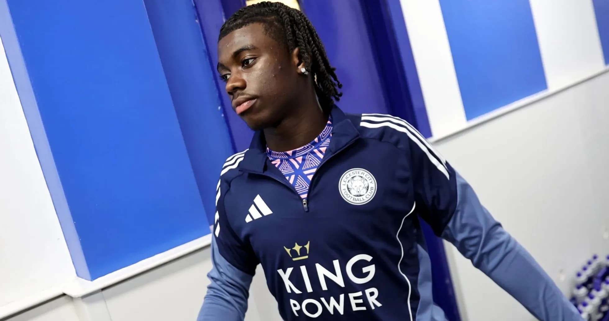 Jugador entrando al vestuario de Leicester City