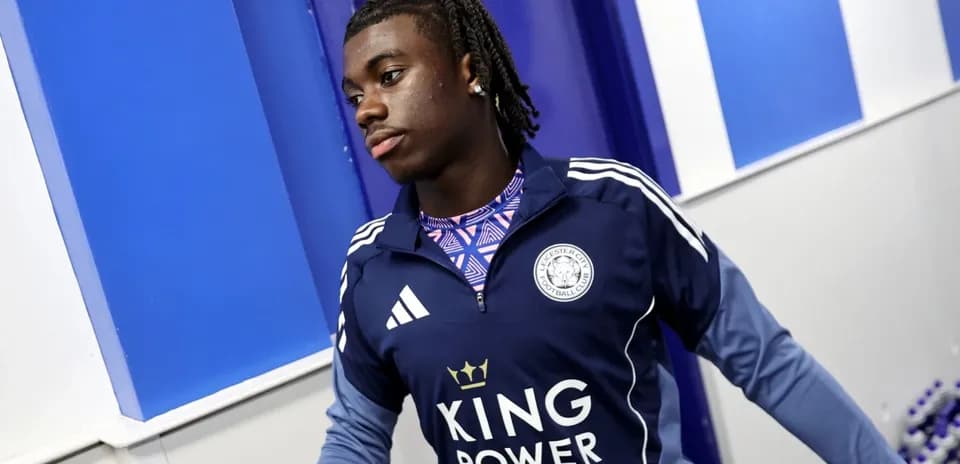 Jugador entrando al vestuario de Leicester City