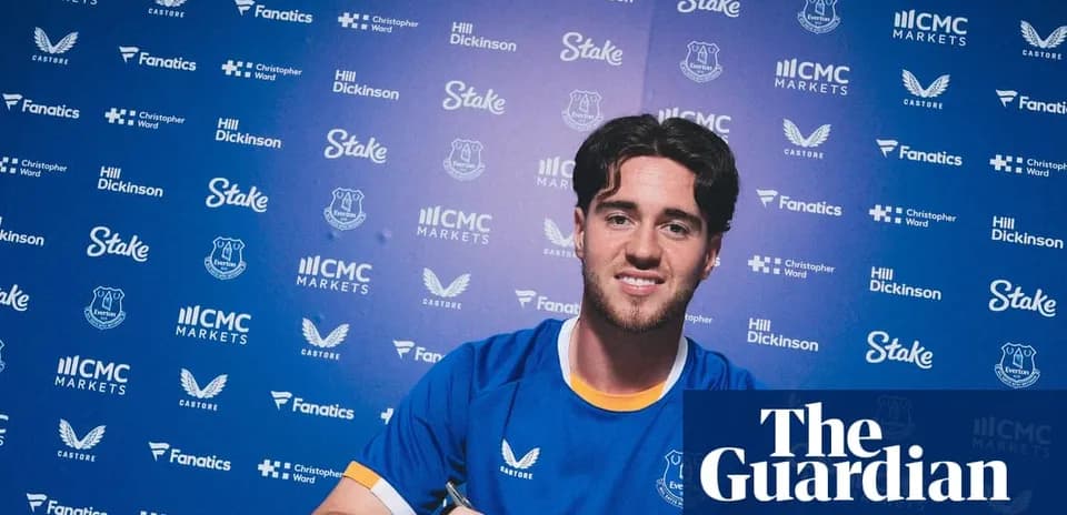 Jugador firmando contrato en evento de presentación