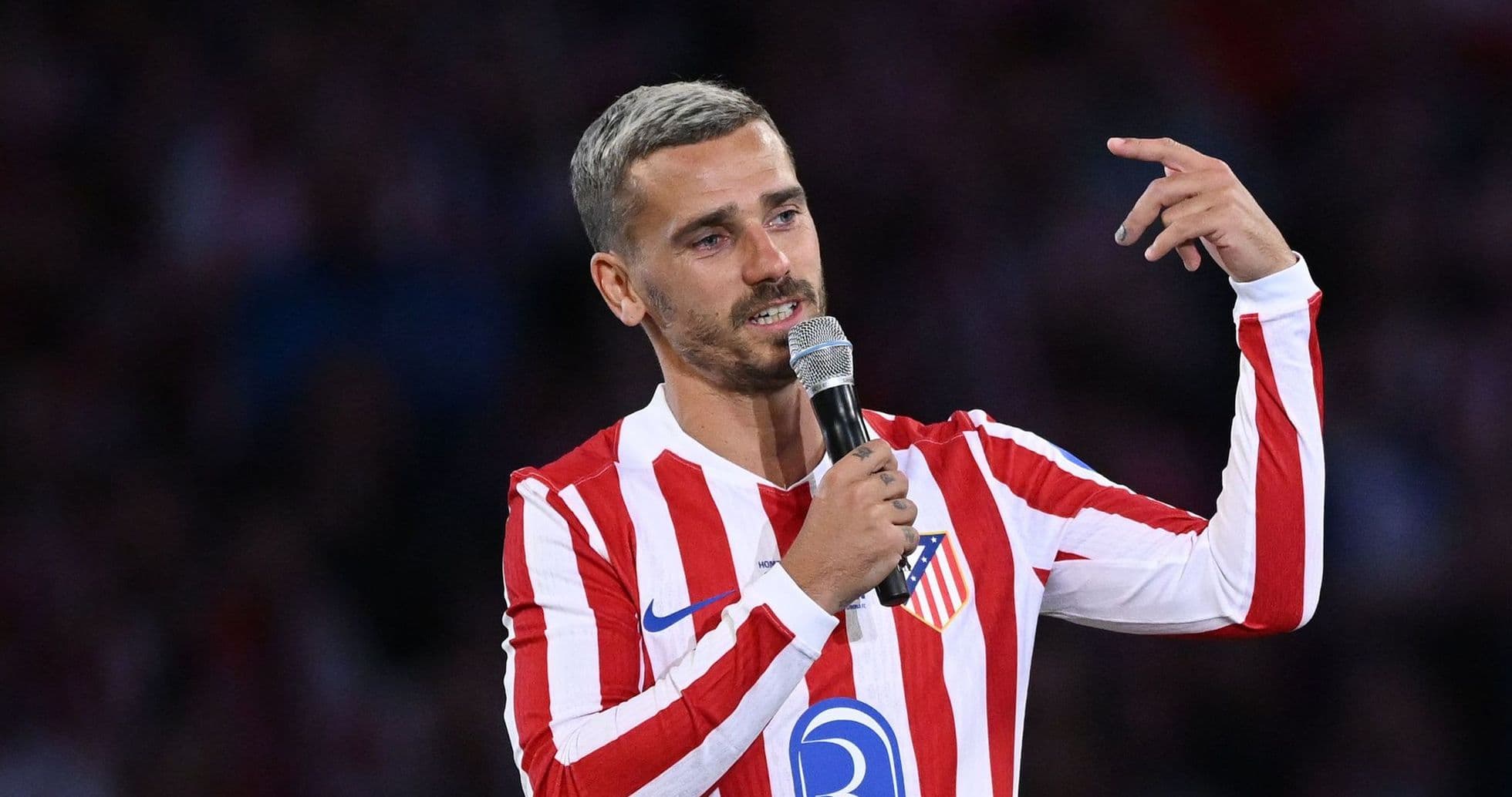 Jugador hablando con micrófono en evento de Atlético