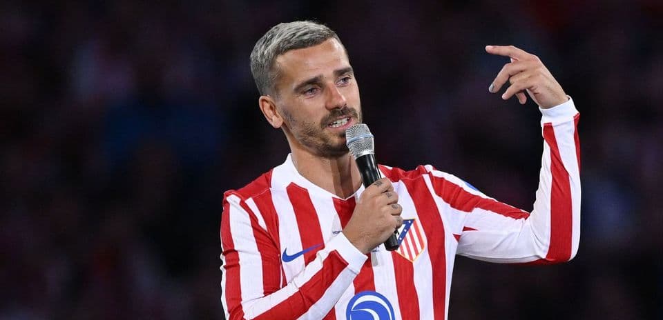 Jugador hablando con micrófono en evento de Atlético