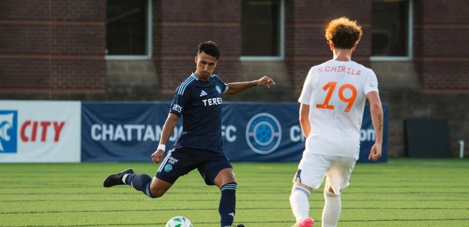 Jugador de FC Cincinnati II disparando a puerta